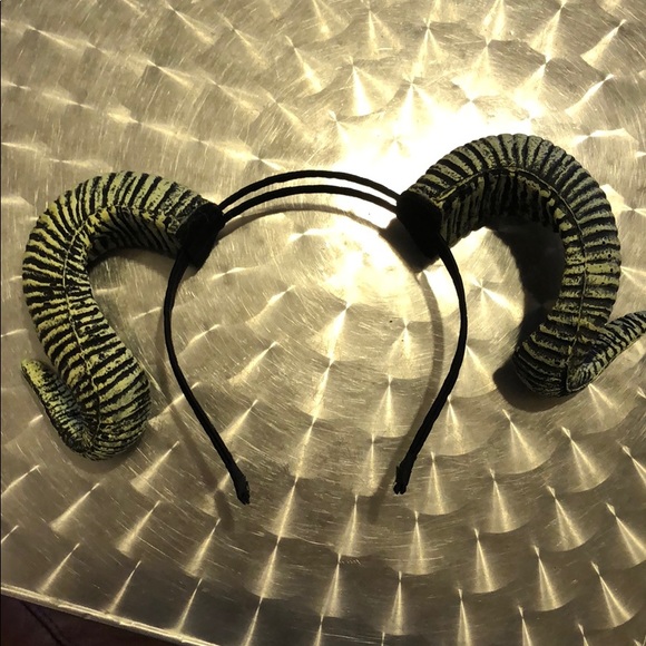 Halloween devil horns cap - Picture 2 of 3